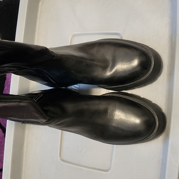 NWOT Women's size 8 Vince Camuto Nettrio Black Wedge Leather Boots - Picture 2 of 9